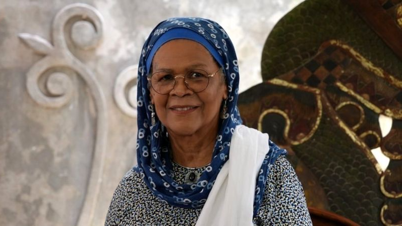 Mengurai Tafsir Kontroversial Amina Wadud: Membangkitkan Peran Perempuan dalam Islam amina wadud di kediamannya di yogyakarta
