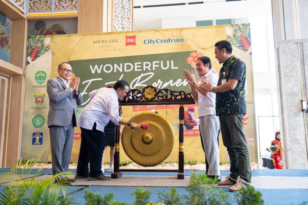 Hotel Mercure Samarinda: Penghargaan dari Kemenkumham Kepala Dinas Pariwisata Kaltim, Ahmad Hermansya saat membuka Pameran UMKM Wonderful East Borneo di Hotel Mercure Samarinda