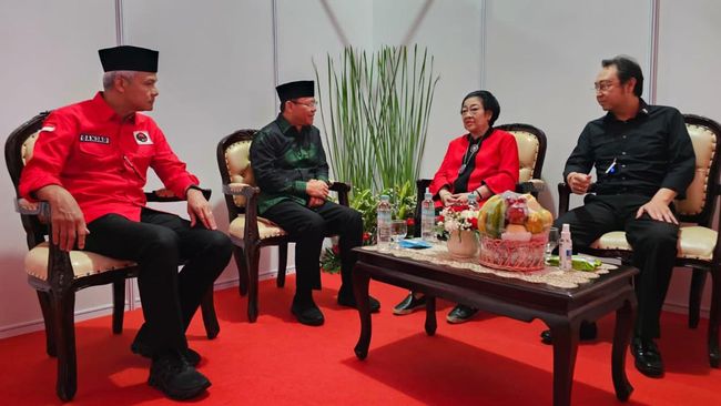 Akrabnya Mega, Ganjar & Ketum PPP di Ruang VIP, Bahas Apa? Akrabnya Mega, Ganjar & Ketum PPP di Ruang VIP di acara perayaan puncak bulan Bung Karno