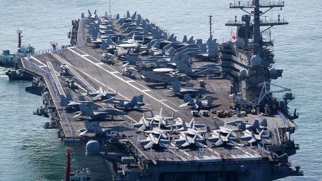 Kapal Induk Amerika Tiba di Danang untuk Perkuat Kemitraan dan Tangkal Musuh kapal induk angkatan laut as uss ronald reagan mendekati pelabuhan di busan korea selatan