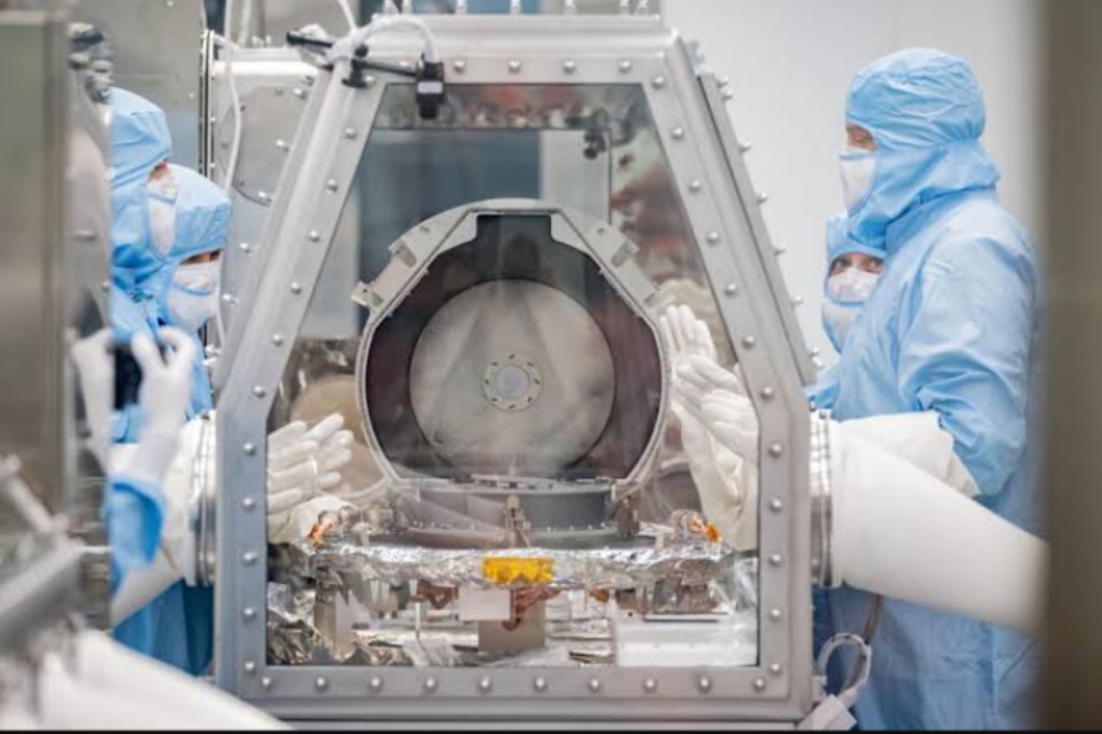 NASA Akhirnya Berhasil Membuka Pengunci Kapsul Sampel Asteroid OSIRIS-REx Kapsul OSIRIS-REx: NASA berhasil membuka penguncinya