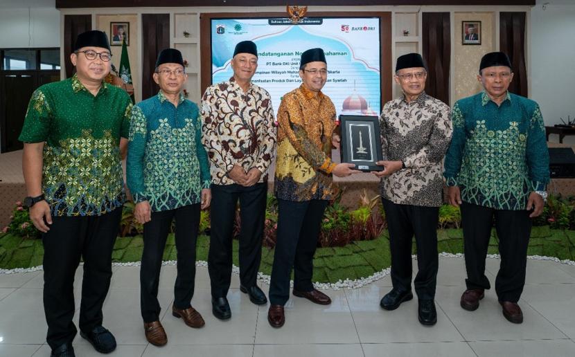 Bank DKI dan Muhammadiyah DKI Jakarta Jalin Kerja Sama Keuangan Syariah Pimpinan Wilayah Muhammadiyah (PW Muhammadiyah) DKI Jakarta dan Unit Usaha Syariah Bank DKI menjalin kerja sama penyediaan produk dan layanan keuangan syariah.