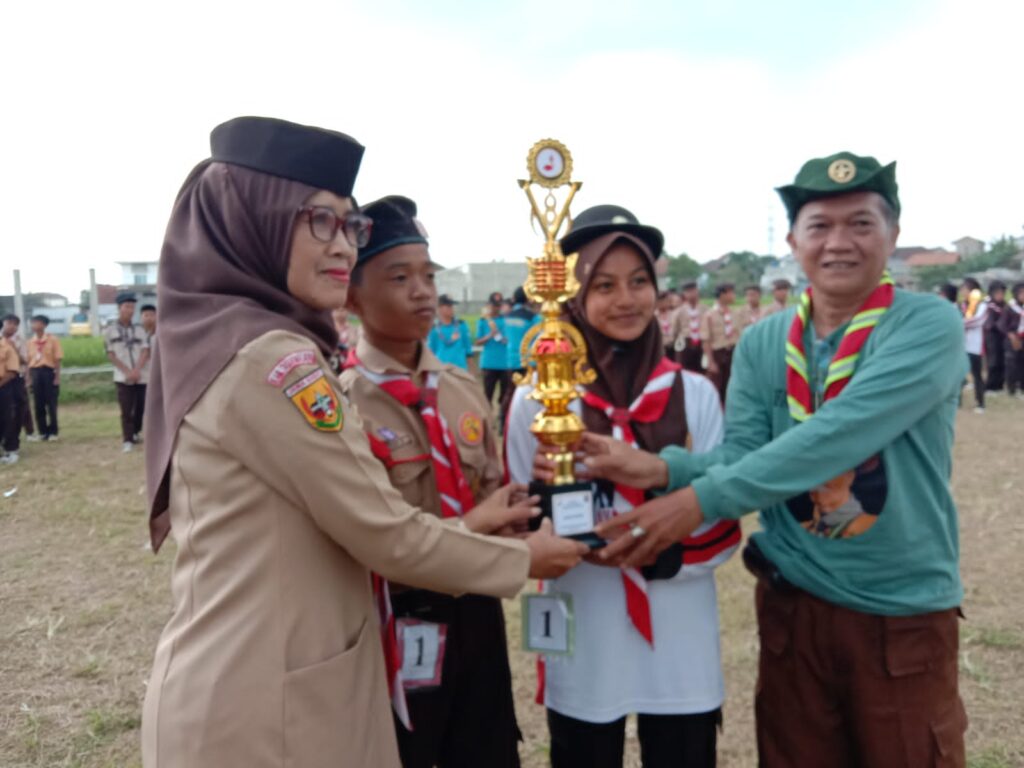 Prancasitas Juara, Yakin Kerja Keras Sukses smpn 1 cisayong terima tropi juara umum