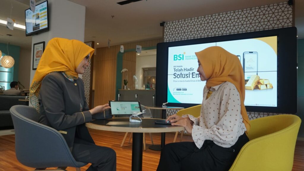 Volume Transaksi Remitansi BSI Capai Rp 50 Triliun ilustrasi Teller dan Nasabah di Bank BSI Tasikmalaya