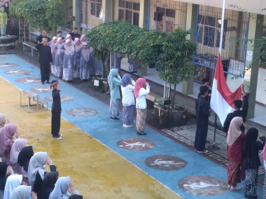 SMPN 1 Cisayong Gelar Upacara Hardiknas dengan Nuansa Sunda