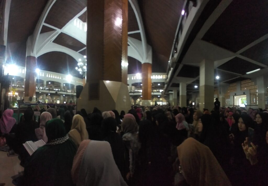 Kajian Ustadzah Halimah Alaydrus Ribuan Jamaah Padati Mesjid Agung Tasikmalaya