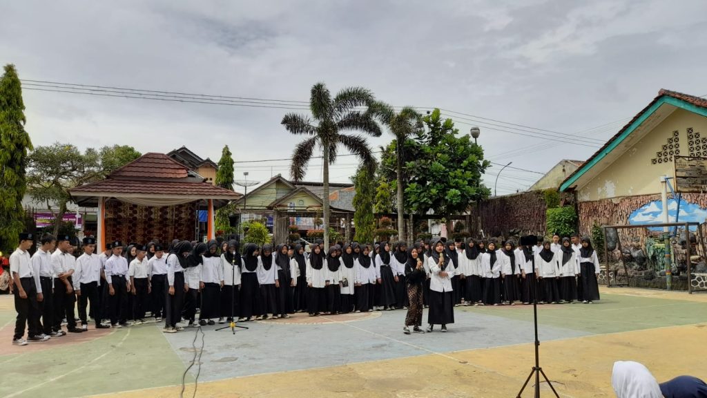 MC Tiga Bahasa dan Launching Mars SMPN 1 Cisayong Meriahkan Gebyar Bulan Bahasa